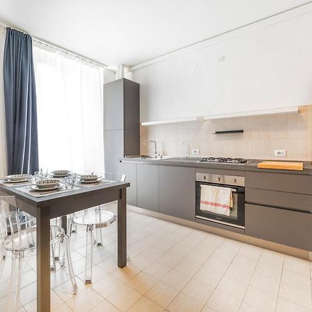 Roomy Apartment Close To Subway M5! Milan Bagian luar foto