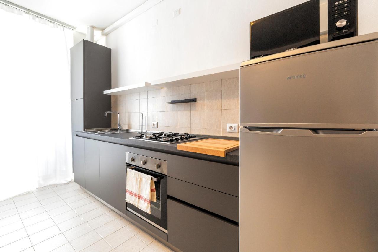 Roomy Apartment Close To Subway M5! Milan Bagian luar foto
