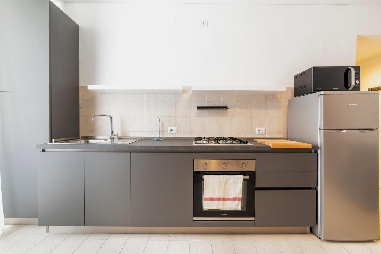 Roomy Apartment Close To Subway M5! Milan Bagian luar foto