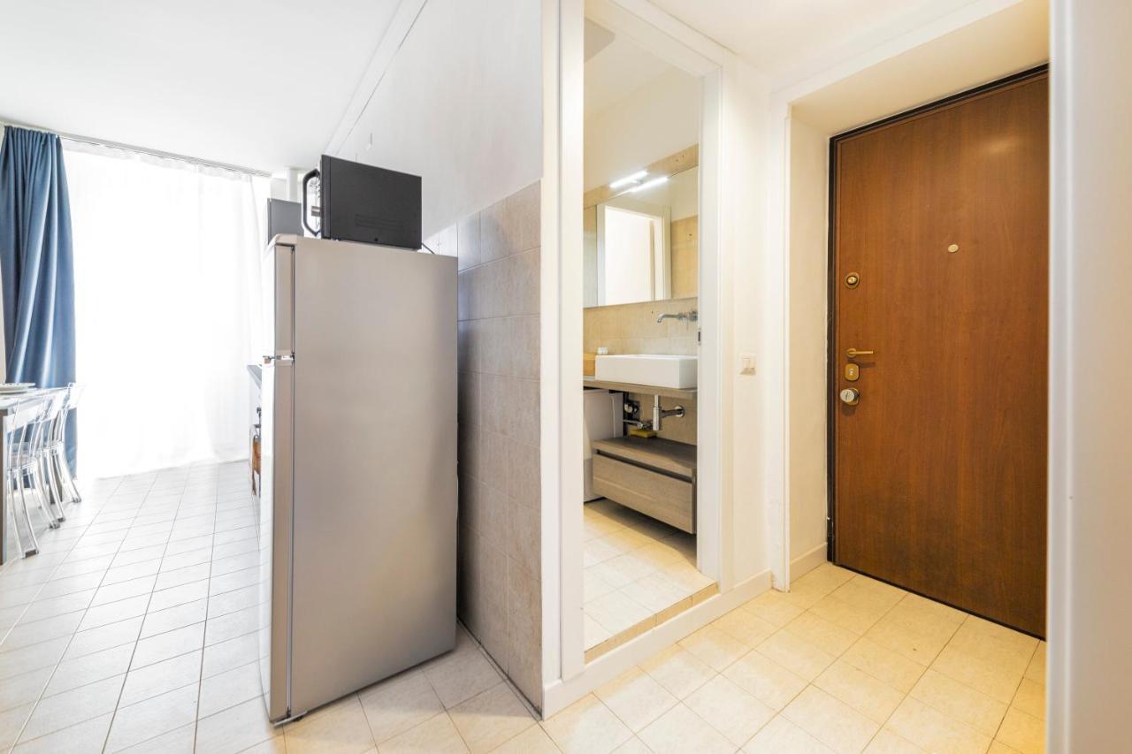 Roomy Apartment Close To Subway M5! Milan Bagian luar foto