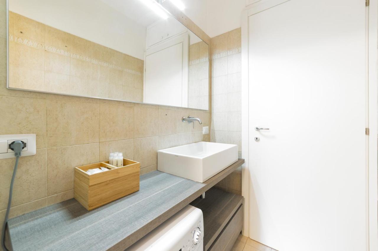 Roomy Apartment Close To Subway M5! Milan Bagian luar foto