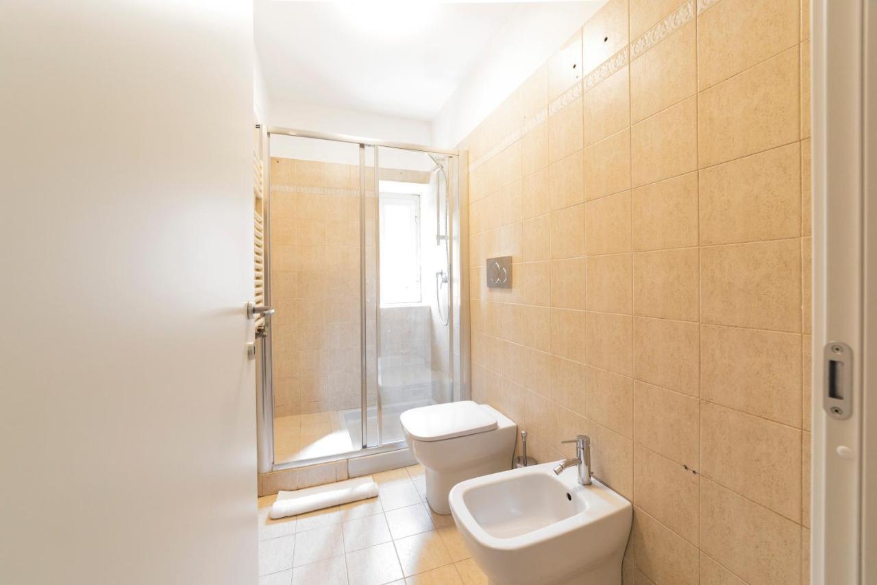 Roomy Apartment Close To Subway M5! Milan Bagian luar foto