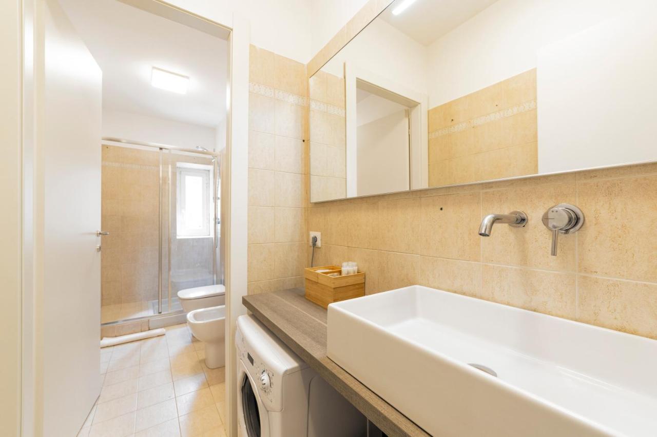 Roomy Apartment Close To Subway M5! Milan Bagian luar foto